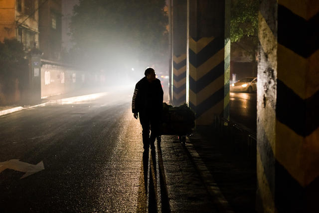 夜晚  冬天  卖菜  蔬菜  辛勤  街道