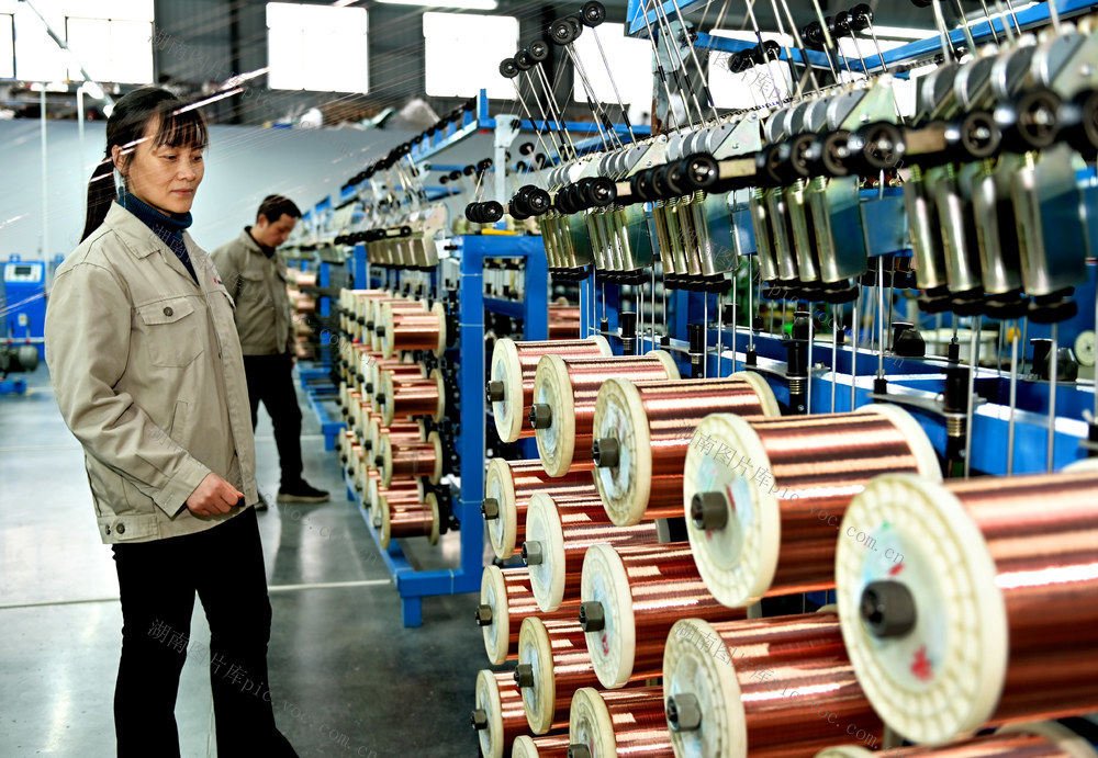 企业
赶订单
工业园
助企纾困
电子产品
忙生产   工人