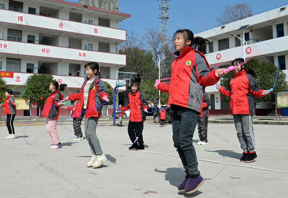 学校
公益活动
捐赠
体育器材
农村学生
农商银行
党员志愿者
体育运动