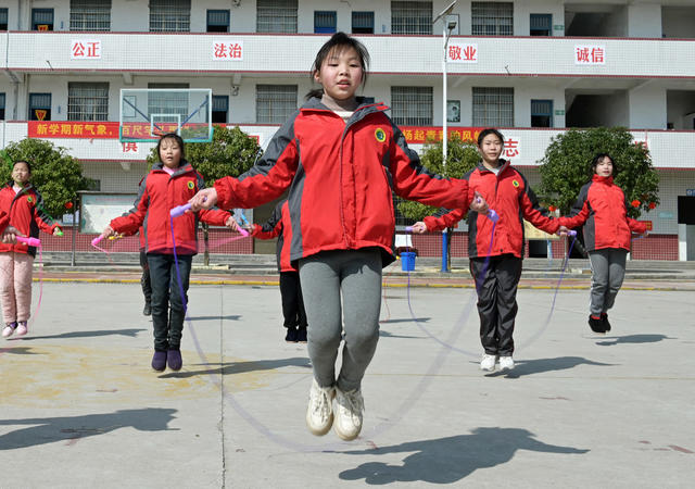 学校
公益活动
捐赠
体育器材
农村学生
农商银行
党员志愿者
体育运动