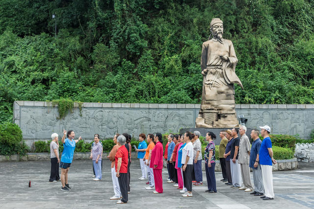 浏阳河  晨练  早晨  舞蹈  武术  游泳  太极  倒立 跑步  步行  器械  瑜伽