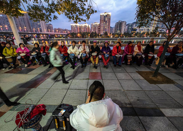 退休大妈 非洲鼓 浏阳河  休闲 娱乐 