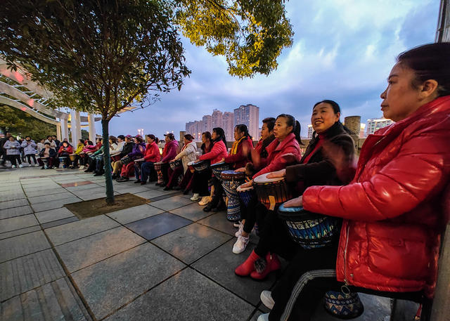 退休大妈 非洲鼓 浏阳河  休闲 娱乐 