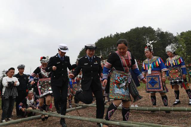 交警 农村 借力 民俗 活动 宣传 交通 安全
