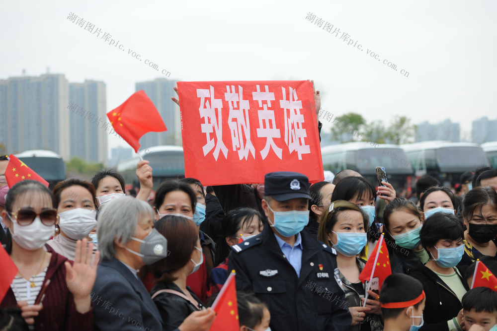 湖南医疗队 黄冈 送别 致敬英雄 送行队伍 医护人员 红旗