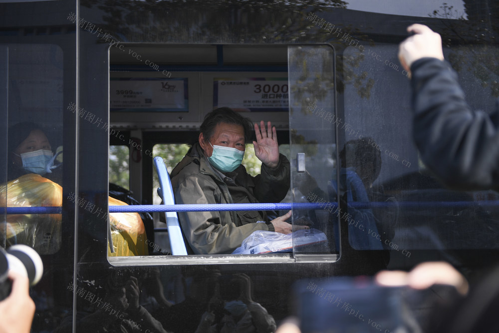 武昌方舱医院 出舱 医护人员 康复 治愈者 道别