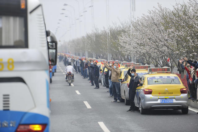 湖南医疗队 黄冈 送别 致敬英雄 送行队伍 医护人员 红旗 高速口