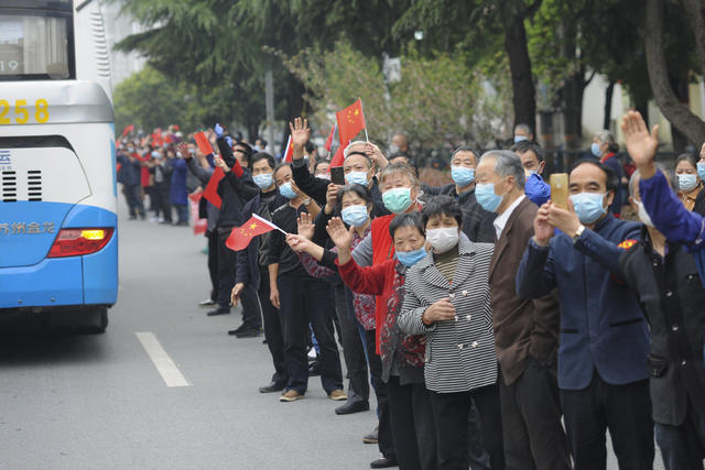 湖南医疗队 黄冈 送别 致敬英雄 送行队伍 医护人员 红旗 高速口
