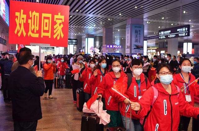 支援黄冈 湖南医疗队 返乡 医护人员 拥抱 长沙南站 新冠疫情 