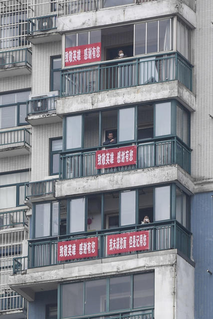 湖南医疗队 黄冈 送别 致敬英雄 送行仪式 医护人员 红旗 市民 防护服