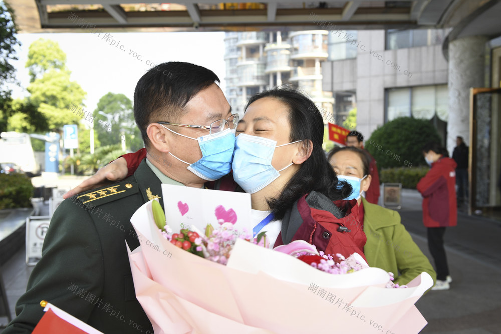 解除隔离 团聚 湖南医疗队 黄冈 亲人 拥抱 回家