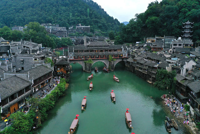 凤凰古城 沱江 水上婚礼秀 旅游 文旅产品 创新 经济复苏 游客