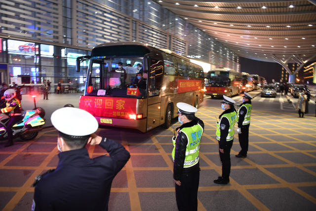 首批援鄂医疗队 长沙南站 返乡 新冠疫情 致敬英雄 
