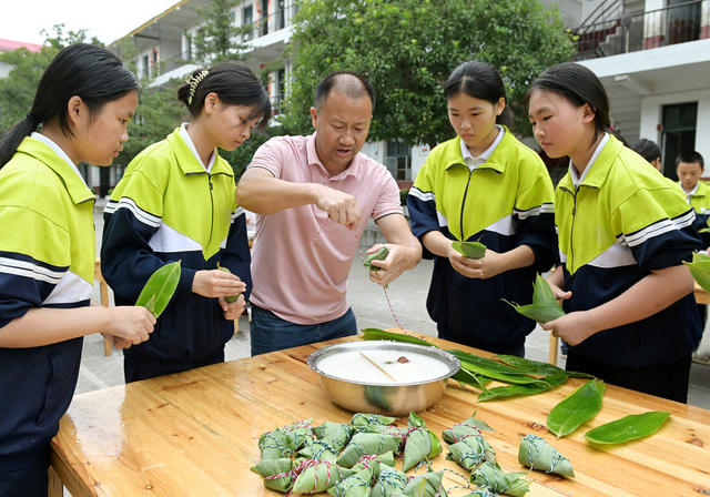 包棕子 迎端午 劳动实践 传统文化 端午节 传统习俗 教育  传统节日 学校 学生