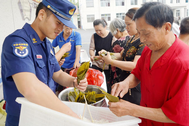 端午节,包粽子,捋粽叶,填糯米,封粽口,扎红绳
