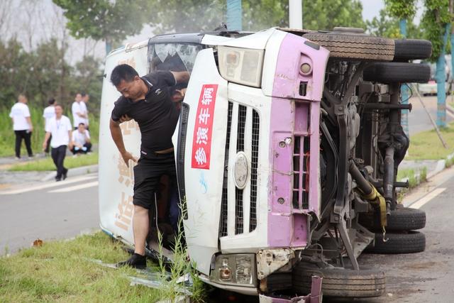 客运车辆应急救援演练,消防员,被困群众,灭火实战演练,客运企业、消防、交警、医院等多部门紧急行动,火情侦察,现场警戒,人员救护,车辆灭火