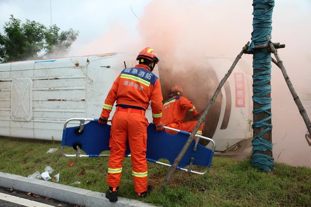 客运车辆应急救援演练,消防员,被困群众,灭火实战演练,客运企业、消防、交警、医院等多部门紧急行动,火情侦察,现场警戒,人员救护,车辆灭火