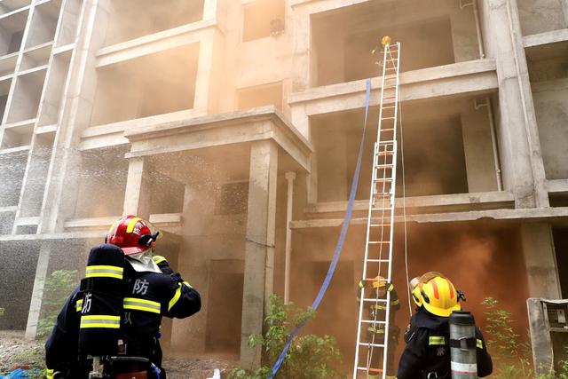 9米金属拉梯操”灭火救援演练,灭火救援演练,架梯、爬梯、灭火、搜寻等演练,攀登楼房灭火救援