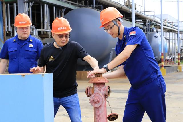 危化企业消防安全隐患排查行动,消防监督检查,消防安全“防火墙”,国鸿化工的消防供水系统进行严检细查