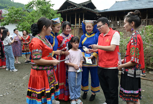 禁毒宣传,,禁毒志愿者,健康人生,,绿色无毒,,毒品仿真样品,农村,,少数民族乡村,,瑶族,,民警