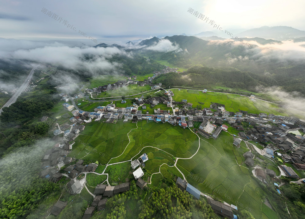 乡村产业 以农带旅 以旅兴农 美丽乡村 产业富民
