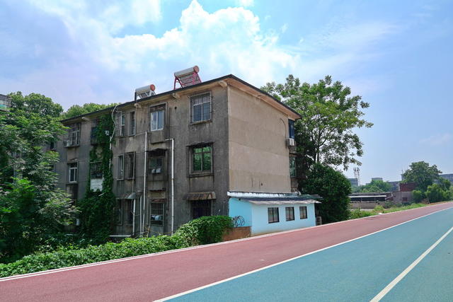 岳阳楼区 棉麻小区西院 墙壁裂痕裂纹
