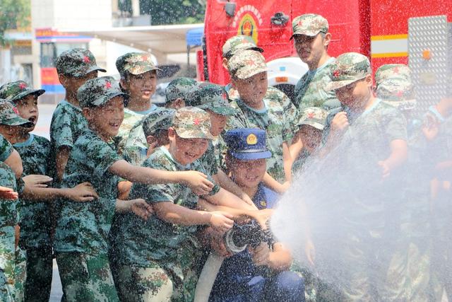 暑期消防夏令营,实践活动,小学生,消防员,消防安全教育,普及消防安全知识