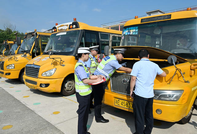 校车 安全检査 学校 幼儿园 学生 安全 车况 交警  排除隐患