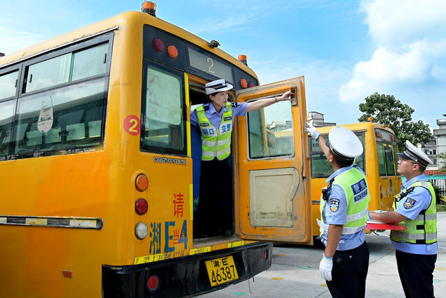校车 安全检査 学校 幼儿园 学生 安全 车况 交警  排除隐患