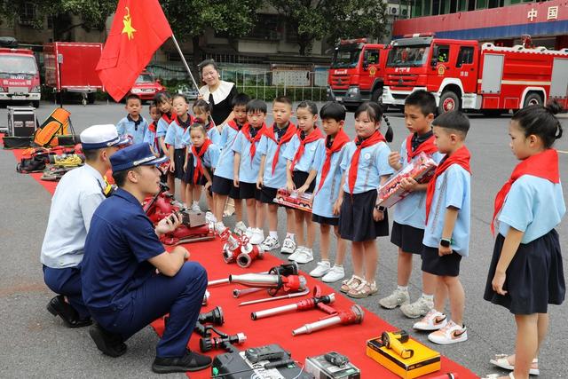 学生,参观体验消防装备,秋季开学第一课,体验式消防站,消防知识,体验消防装备,开展消防演练