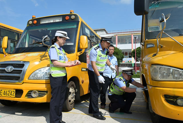 校车 安全检査 学校 幼儿园 学生 安全 车况 交警  排除隐患