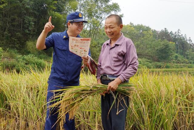 秋收季节话消防,消防宣传,消防宣传服务队,田间地头,拉家常