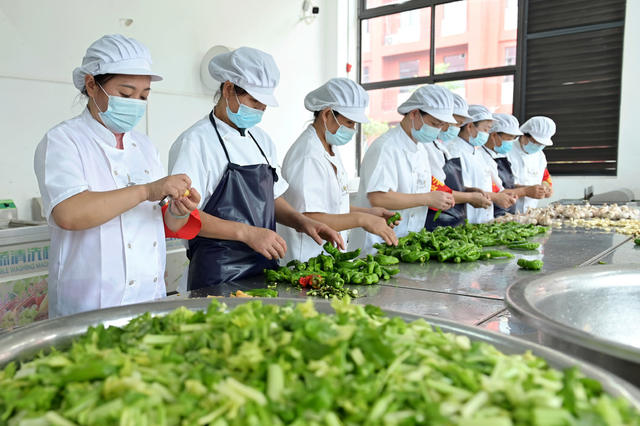 学校 学生食堂 食品安全  帮厨  监厨 食堂管理 学生家长 明厨亮灶 食品卫生