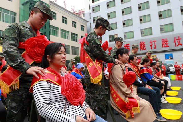 应征入伍 家人亲友 欢送新兵 奔赴军营 保家卫国