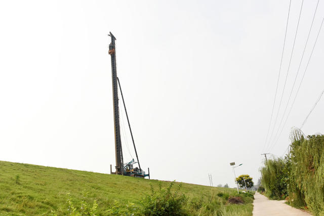 洞庭湖
重点垸
堤防加固
专业机械
紧张施工