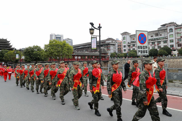 应征入伍 家人亲友 欢送新兵 奔赴军营 保家卫国