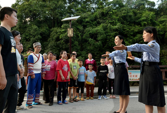 禁毒宣传   健康人生  绿色无毒   农村  少数民族乡村  瑶族  民警  文艺 快板