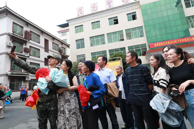 应征入伍 家人亲友 欢送新兵 奔赴军营 保家卫国
