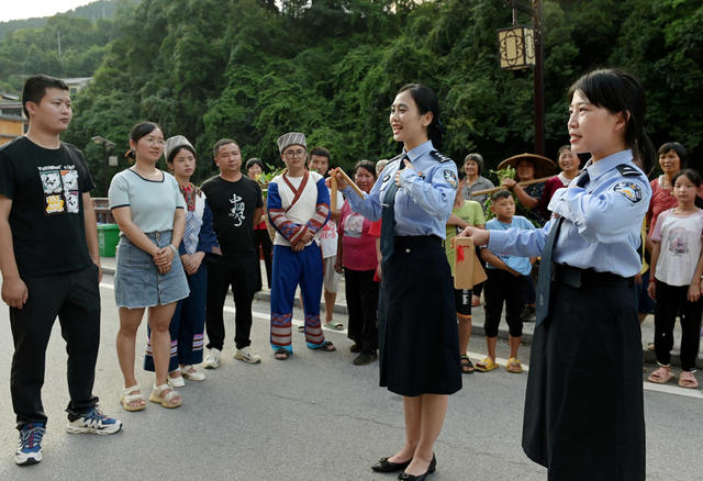 禁毒宣传   健康人生  绿色无毒   农村  少数民族乡村  瑶族  民警  文艺 快板