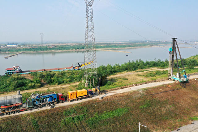 洞庭湖
重点垸
堤防加固
专业机械
紧张施工