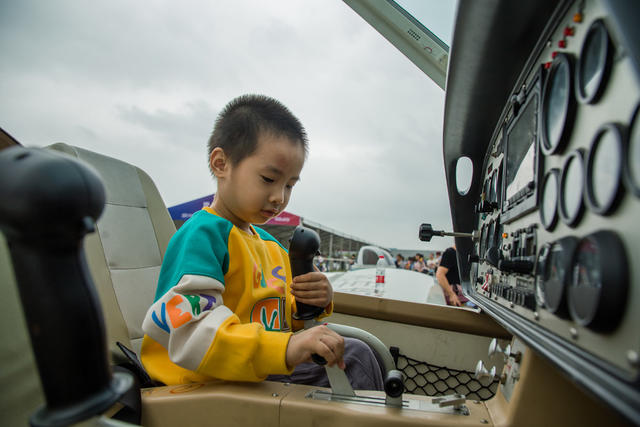 飞行  通航  飞机  飞翔伞  观众  博览会  飞机场  