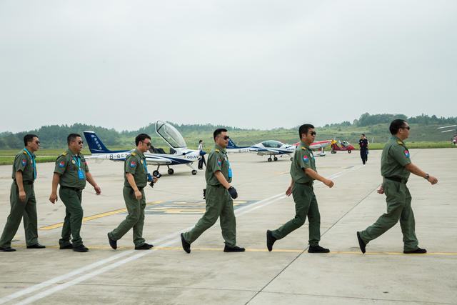 飞行  通航  飞机  飞翔伞  观众  博览会  飞机场  