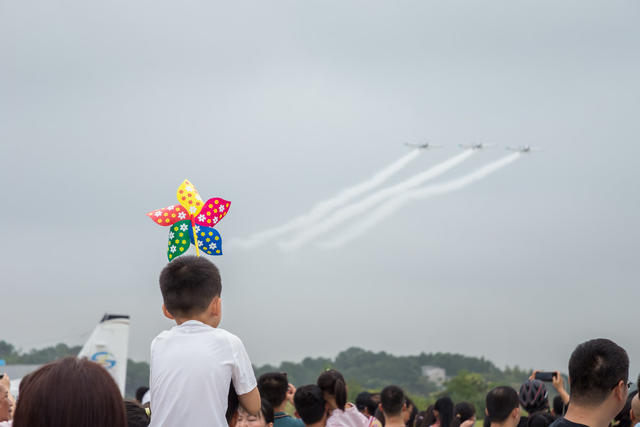 飞行  通航  飞机  飞翔伞  观众  博览会  飞机场  