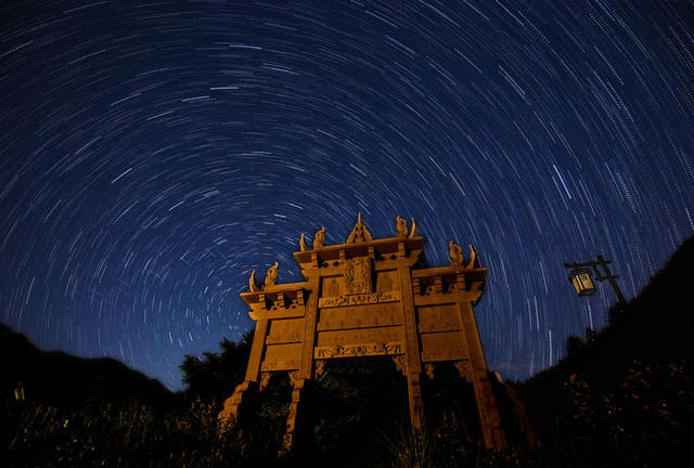 圆圆的月亮 城市 星星 星轨 古牌坊 古亭 夜晚 星空 创意 蓝色 楼房