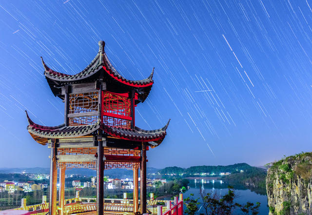 圆圆的月亮 城市 星星 星轨 古牌坊 古亭 夜晚 星空 创意 蓝色 楼房