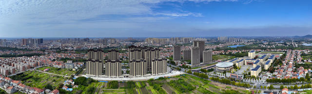 改革开放45年来澧县澧浦街道城市建设发生了翻天覆地的变化。俯瞰美丽的新区，高楼大厦林立，宛如一幅美丽的画卷。