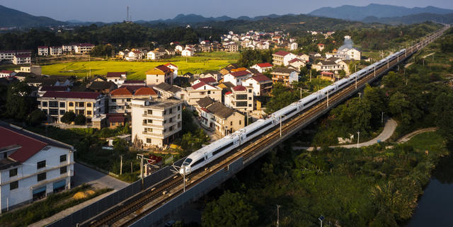 移民新村 美丽乡村 黄桃基地 乡村振兴 白鹭成群 大棚基地 高铁 飞驰