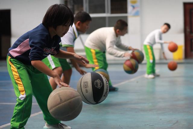 学生 操场 篮球 技能 校园 体质 篮球操 体育课 运动 大课间