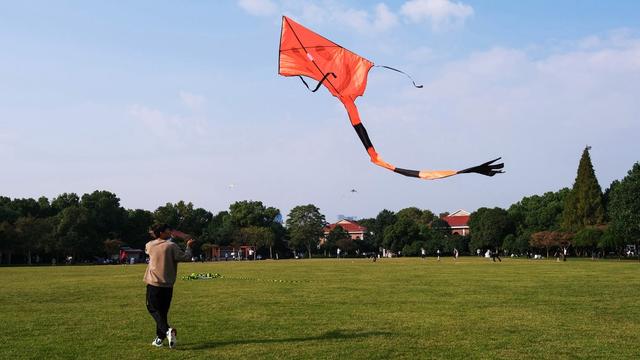 橘子洲，秋日暖阳，放风筝，