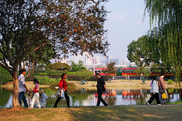 橘子洲，秋日暖阳，游客，